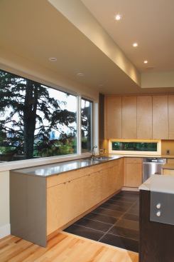 Designed in 2007 for a couple with teenage children, the Simpson Residence has a thin U-shaped plan organized around a courtyard to permit the unfettered flow of daylight and views of downtown.