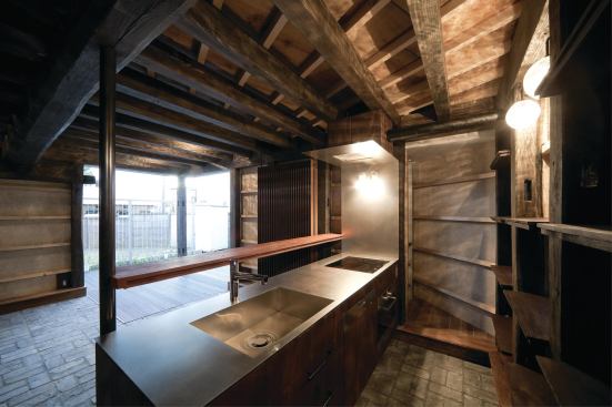 New materials contrast with the antique timbers, setting up a dialogue between old and new.