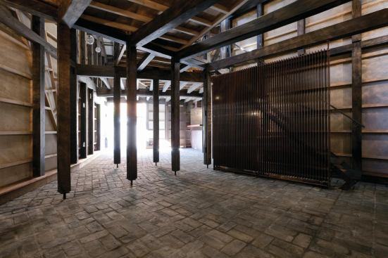 New materials contrast with the antique timbers, setting up a dialogue between old and new.