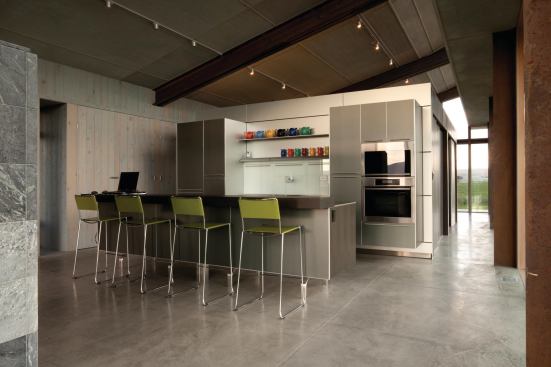 The glass house’s central core holds the kitchen, utility room, closets, and bath. 