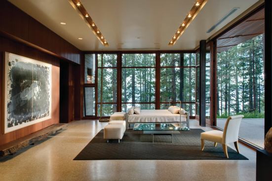 The guest pavilion’s transparent room overlooks the lake. Viewed from the water, the buildings almost disappear into the trees.