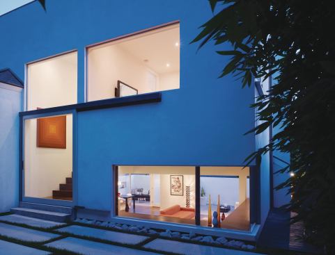 Large expanses of glass admit light to the rear of the house. The owners have a view from the front courtyard to the backyard, which makes the house feel more open, architect Margaret Griffin says.