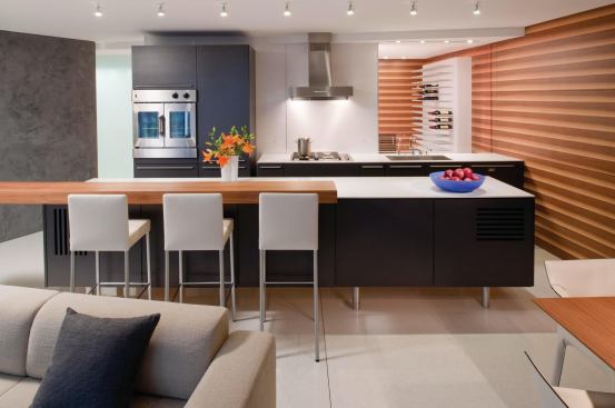 A wine niche behind the kitchen makes it feel larger.