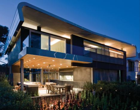 The Hover House experiments with uniting the front and rear yards on a small urban lot.