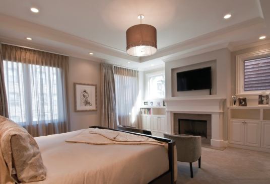 Interior spaces have traditional trouches like moulding, but the overall effect is sleek.