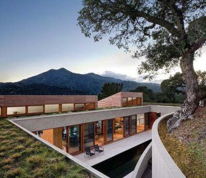 A retaining wall flows along the land’s contour lines, creating level outdoor space for a private courtyard and pool.