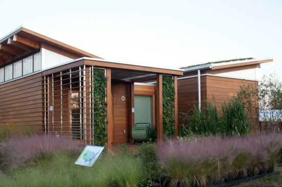 The kitchen pergola directly across from the courtyard offers a different outdoor experience thanks to its opposite exposure and trellised enclosure.