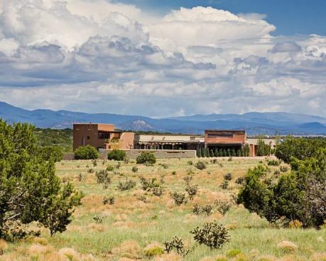 With expansive views and an indoor/outdoor footprint, the West Basin House integrates the Milder family with their surrounding landscape. 