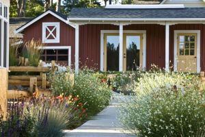 Wyer's End is a pocket of 18 small cottages located just three blocks from the center of White Salmon, Washington, a town originally named by Lewis and Clark that has since won acclaim as the windsurfing capital of North America. Houses are clustered around common gardens and a community building, with parking on the periphery.
